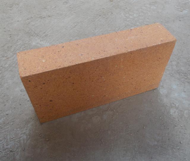 耐火磚的抗熱震性是指耐火材料在使用過程中經(jīng)常受到環(huán)境溫度急劇變化